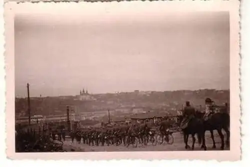 Original Foto Russland Deutsche Marschkolonne zieht in Stadt ein 2. Weltkrieg