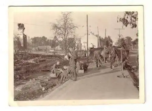 Original Foto Russland Soldaten Biwak in zerstörter Stadt 2. Weltkrieg