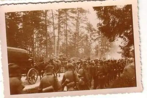 Original Foto Russland Deutsche Marschkolonne im Wald im 2. Weltkrieg