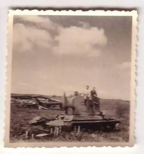 44353 Original Foto Flugzeugwrack und Panzer in Witebsk um 1942