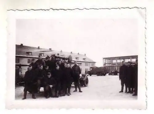 45754 Foto Flakgeschütz vor der Kaserne 2. Weltkrieg