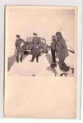 45979 Foto Winter Soldaten mit PKW 2. Weltkrieg