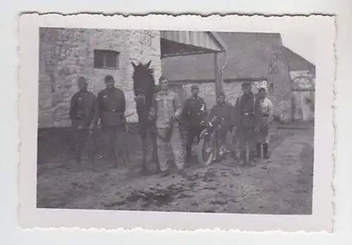 48174 Foto Gruppe Soldaten mit Pferd und Motorrad 2. Weltkrieg