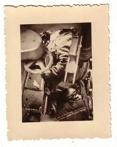 47845 Original Foto Blick in russ. Panzerluke nach Volltreffer 2. Weltkrieg
