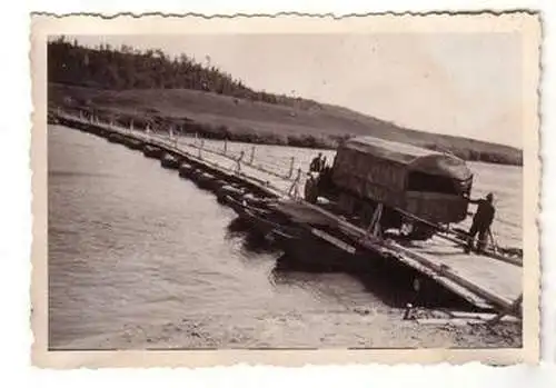 46953 Original Foto Russland LKW überquert Behelfsbootsbrücke 2. Weltkrieg