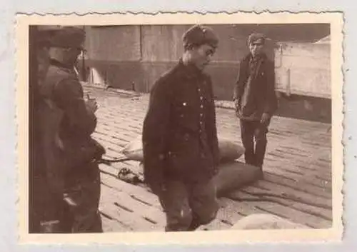 49634 Foto Gefangene Russen schleppen Säcke im 2. Weltkrieg