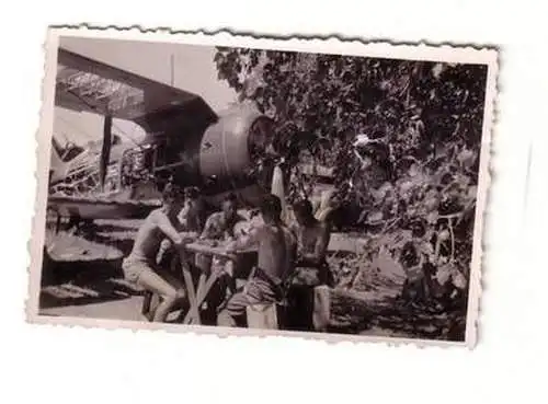 54958 Original Foto Soldaten beim Biwak vor Doppeldecker Flugzeug im 2. Weltkrie