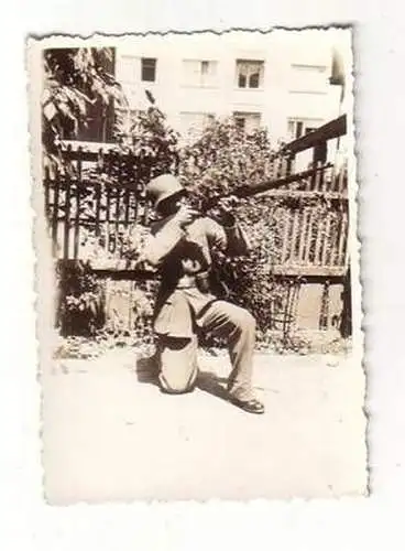 35022 Original Foto Soldat mit Gewehr im Anschlag 2. Weltkrieg