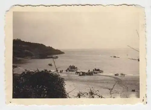 09943 Foto Port la Mer Geschütze auf Flößen 1940