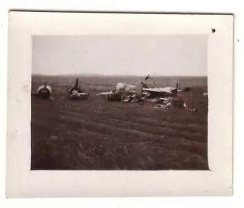 44066 Foto abgeschossenes Flugzeug Plane Frankreich