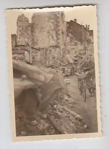 46123 Foto Soldat mit Fahrrad vor Häuserruinen und Autowrack um 1940