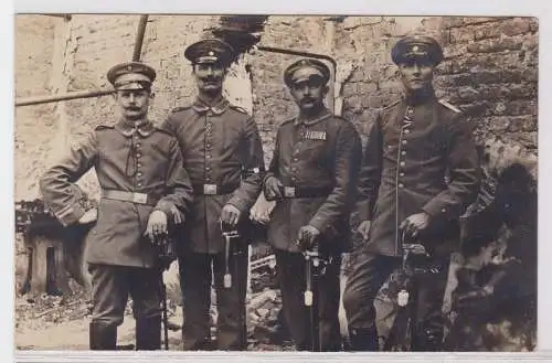 75349 Foto AK 4 deutsche Soldaten mit Orden und Säbeln 1. Weltkrieg