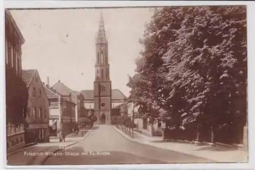 99051 Ak Sagan Zagan Friedrich Wilhelm Strasse mit ev. Kirche 1925