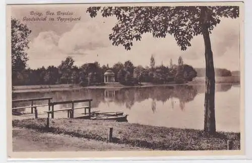 78886 Ak Brieg Bezirk Breslau Gondelteich im Peppelpark um 1930