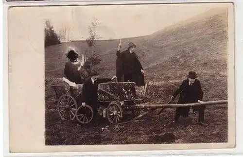 59061 Foto Ak Glatz in Schlesien 4 Männer ziehen Fuhrwerk 1915