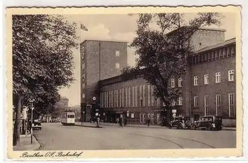 09381 Ak Beuthen in Oberschlesien Bahnhof mit Straßenbahn davor um 1940