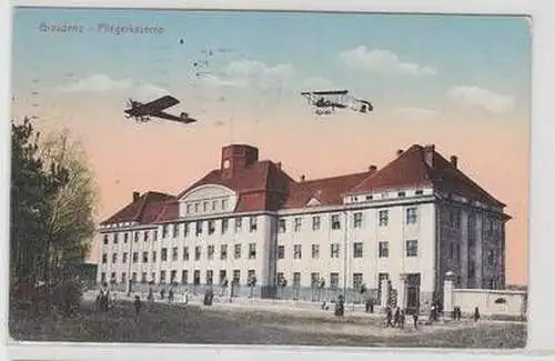 55721 Feldpost Ak Graudenz Fliegerkaserne mit Flugzeug 1915