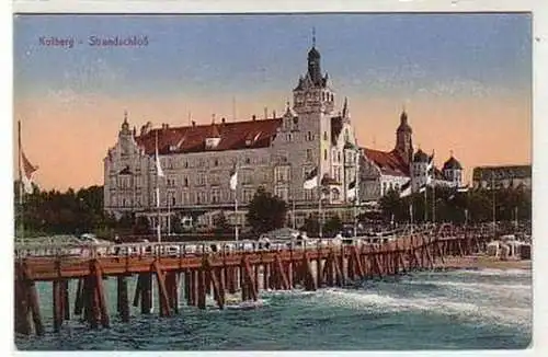 35320 Ak Kolberg Strandschloß mit Seebrücke um 1920