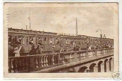 schöne Ak Soldaten im Hauptbahnhof Magdeburg 1915