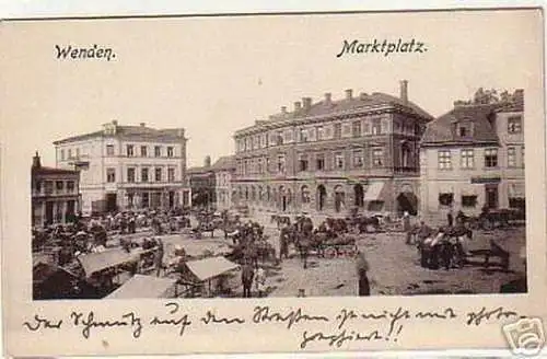 04876 Ak Wenden Marktplatz mit Fuhrwerken um 1920