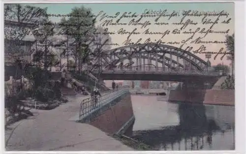 94098 AK Lübeck, Bei der Hüxtertorbrücke, Promenade mit Blick auf den Fluss 1910