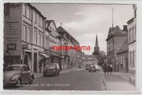 76749 Foto Ak Neustadt i. Holst. Vor dem Brückentor um 1960