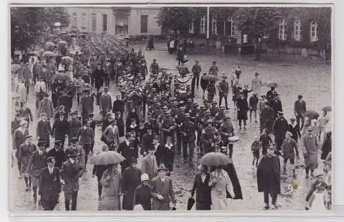 70147 Foto Ak Ratzeburg Militärkolonne zieht durch die Stadt um 1930