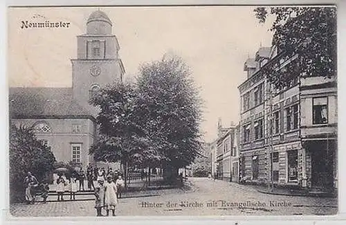 66448 Ak Neumünster hinter der Kirche mit evangelische Kirche 1907