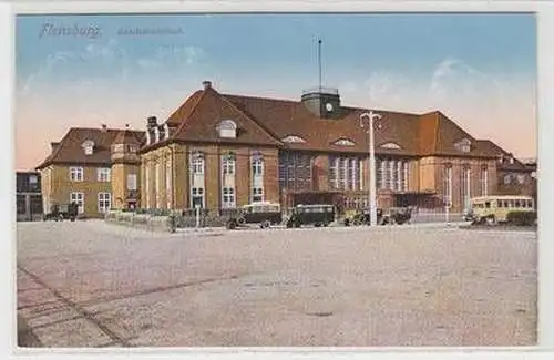 53275 Ak Flensburg Reichsbahnhof mit Autos davor um 1920