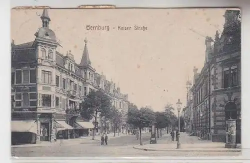 70336 Ak Bernburg Kaiserstrasse mit Litfasssäule 1920