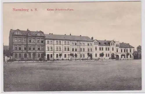 71351 AK Naumburg an der Saale - Kaiser Friedrich-Platz mit Häuserfront um 1930