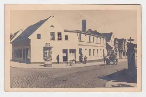 87332 AK Zerbst? - Straßenansicht mit Kutsche, Litfaßsäule, Pfeil Dessau 23 km