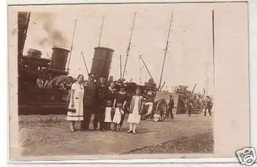 31650 Foto Ak Matrose vor Torpedoboot im Hafen um 1915