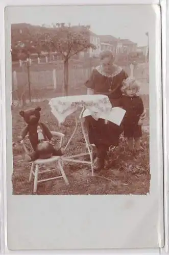 76022 Foto Ak Kind mit Teddybär, Puppe und Ball 1929