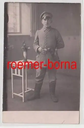 80339 Foto Ak Soldat mit Pistolentasche im 1. Weltkrieg