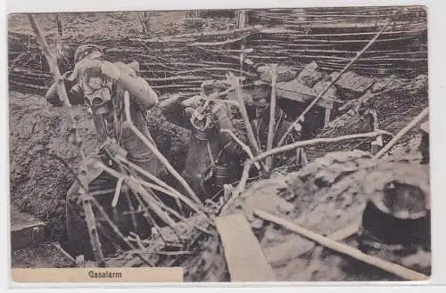 81968 Feldpost Ak Landser beim Gasalarm im Schützengraben 1917