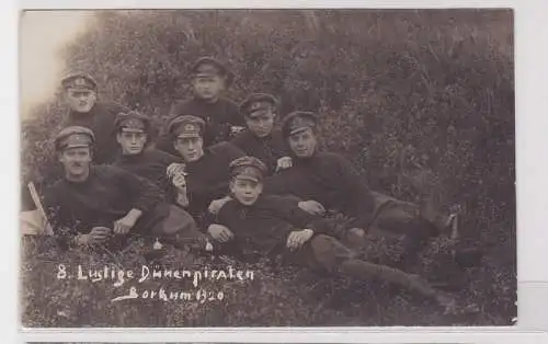 27712 Foto Ak '8 lustige Dünenpiraten' Matrosen Borkum 1920