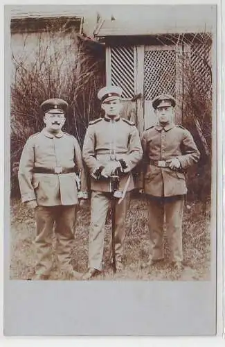 16841 Foto Ak 3 Soldaten dabei Offizier mit Offiziersdegen Sachsen um 1915