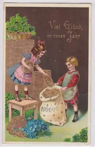 70645 Neujahrs Ak Kinder verpacken Goldmünzen in Säcke um 1910