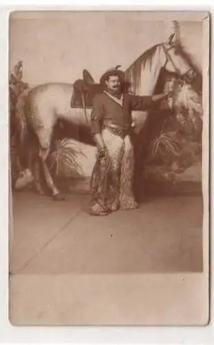 18854 Foto Ak Cowboy mit Pferd um 1920