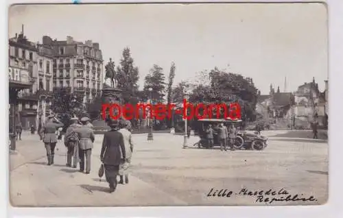 84542 Foto Ak Lille Place de la Republique mit Militärfahrzeug 1915