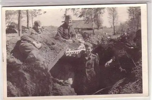 50106 Foto Ak Leski Polen Karpathen Soldaten im Unterstand im 2. Weltkrieg