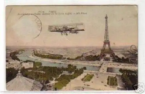 02986 Ak Doppeldeckerflugzeug über Paris um 1910