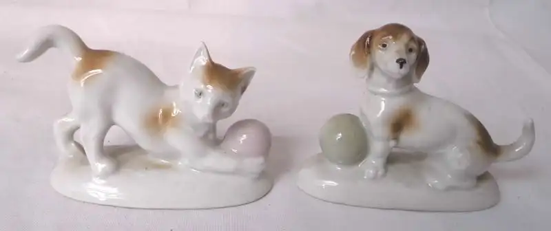 2 kleine alte Porzellan Figuren Hund bzw. Katze mit Ball 0