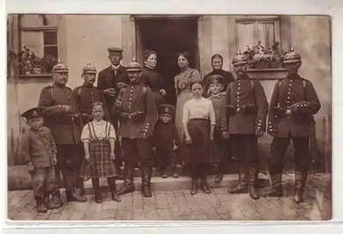 14931 Foto Ak Preussen Soldaten mit Pickelhaube um 1915