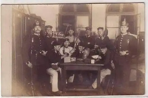 35902 Foto Ak Soldaten Sachsen mit Pickelhaube in der Stube um 1915