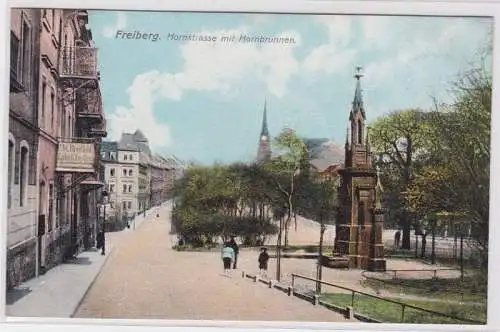 94425 AK Freiberg - Hornstrasse mit Hornbrunnen und Zahnkünstler Breitfeld 1909