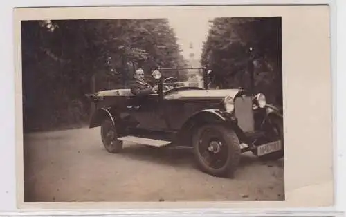 91730 Foto AK Auto Oldtimer mit jungem Mann, Atelier Leipzig