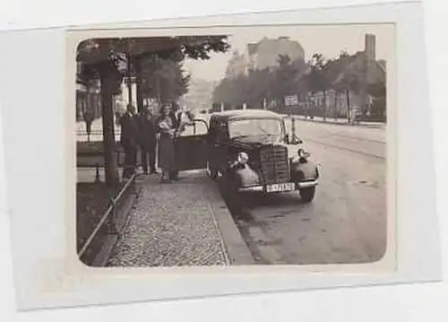 34572 Foto mit alten PKW Personen Kraftfahrzeug um 1930