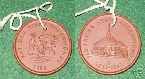 schöne Porzellanmedaille 750 Jahre Angermünde 1983